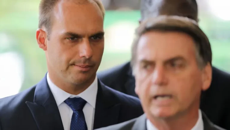 Eduardo-Bolsonaro-y-su-padre-Jair-Bolsonaro.-Foto-AFP-Archivo