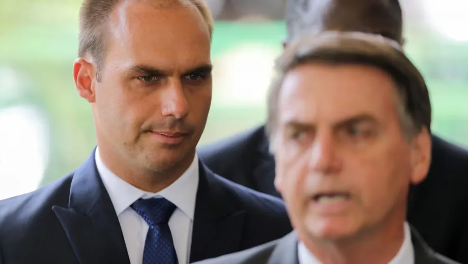 Eduardo-Bolsonaro-y-su-padre-Jair-Bolsonaro.-Foto-AFP-Archivo